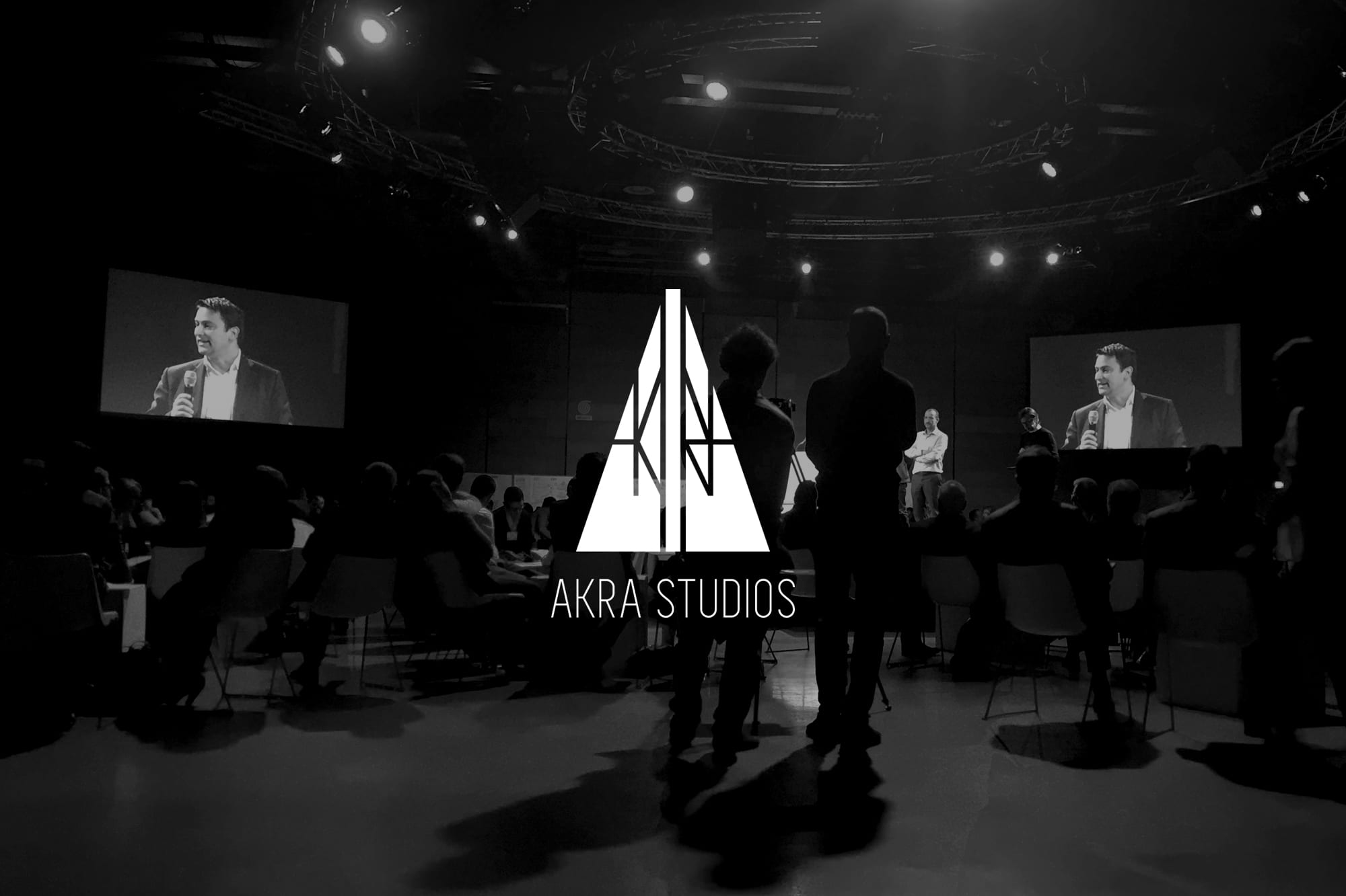 Riprese video di una conferenza aziendale con relatori sul palco