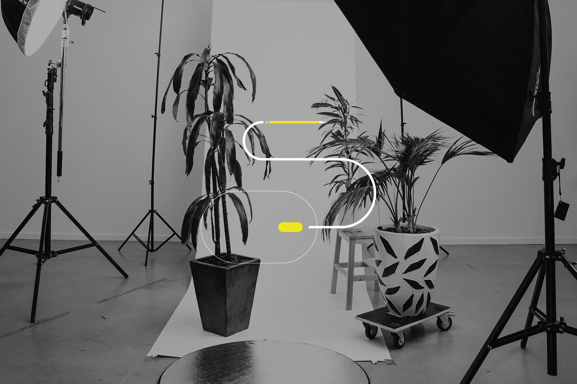 Set fotografico still life con softbox e fondale bianco per foto prodotto