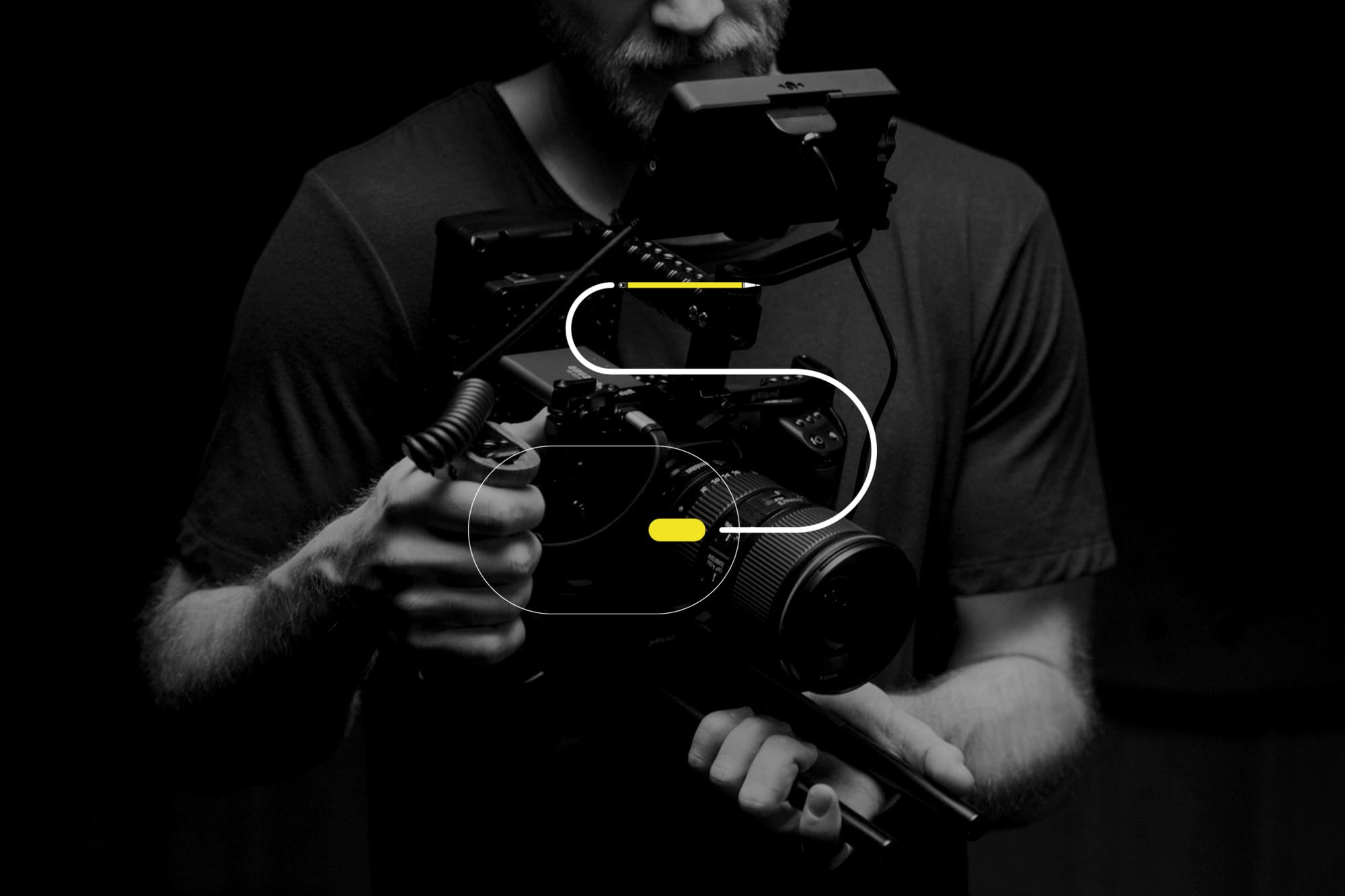 Operatore con cinepresa su gimbal durante le riprese di un evento