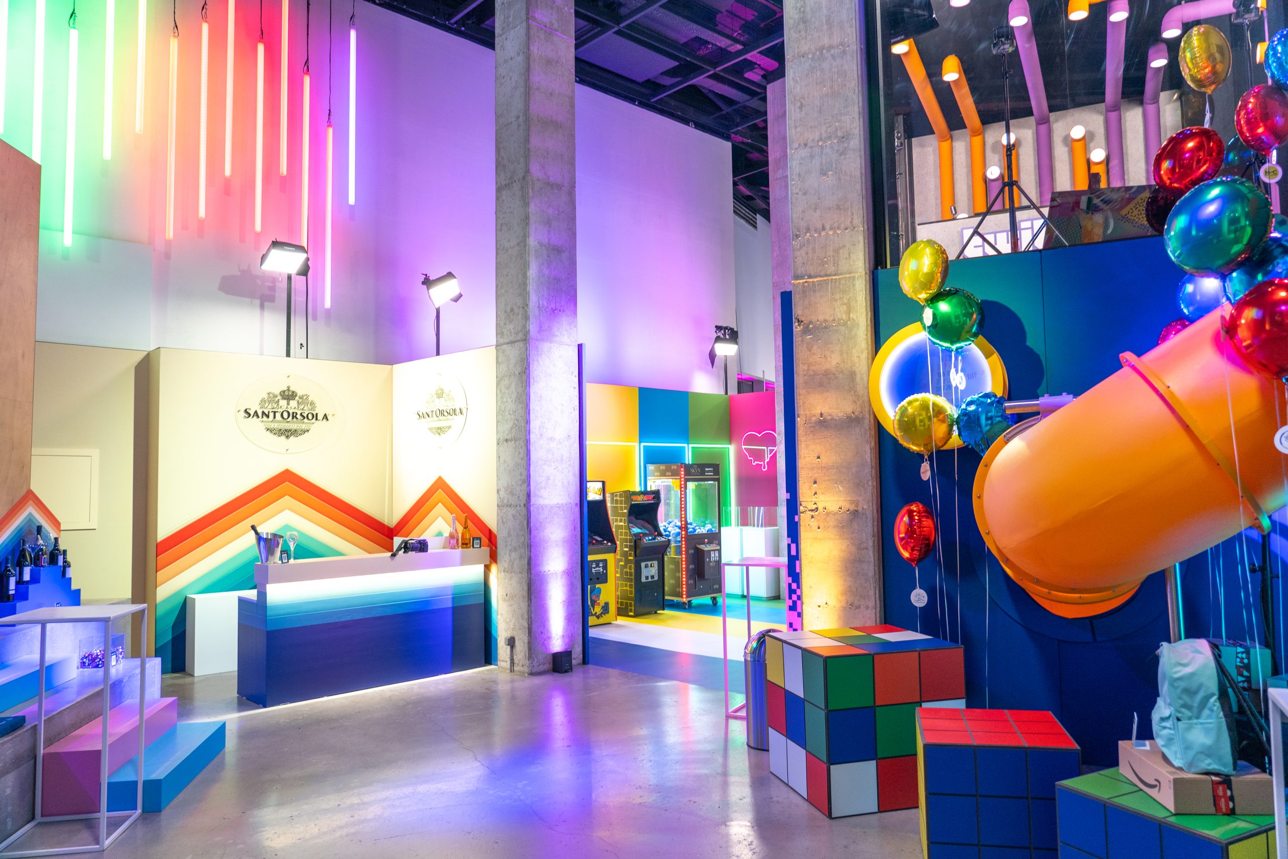 Una panoramica dell'Amazon Fun House - Akra Studios media partner Amazon